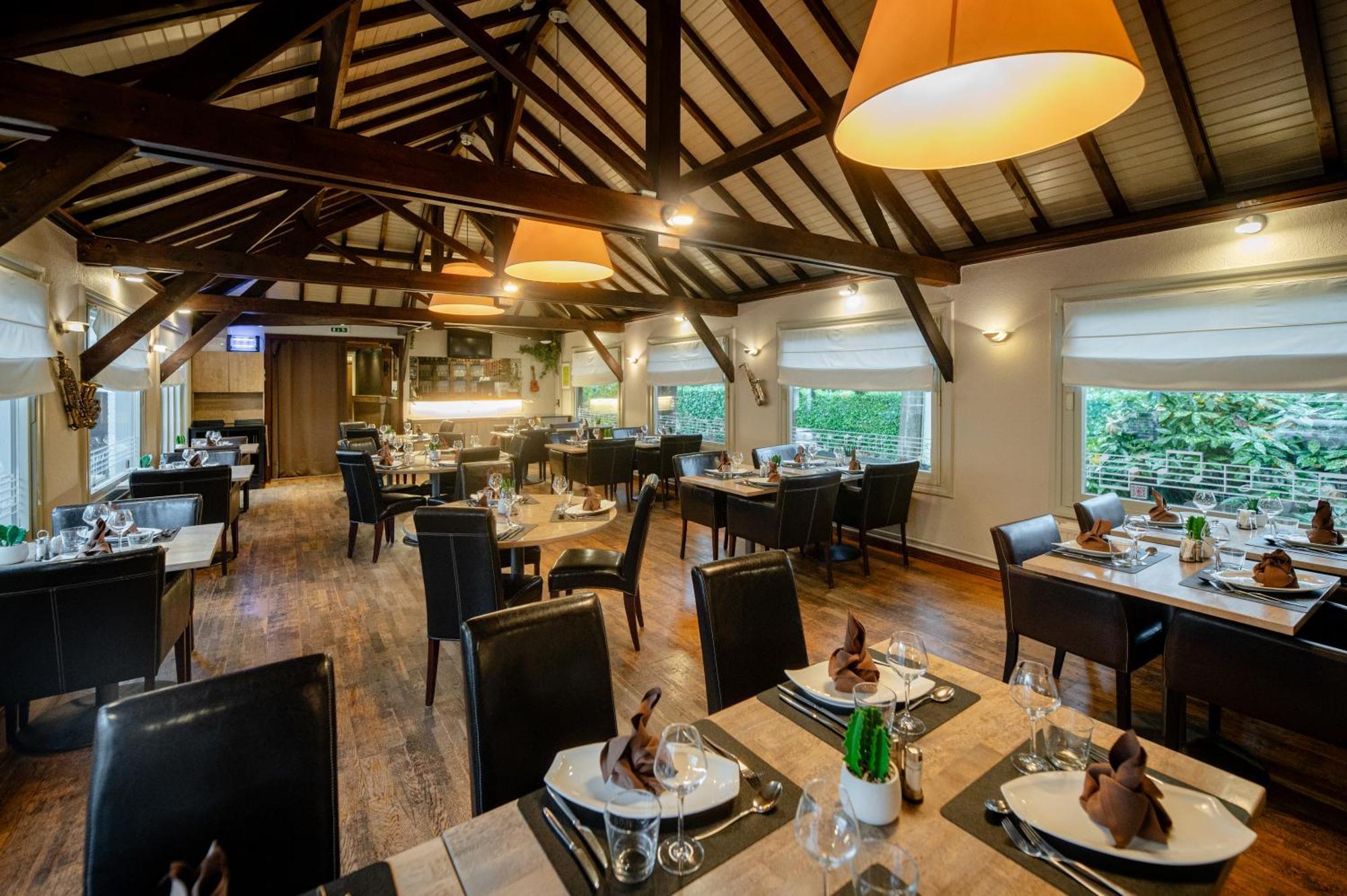 Logis Hôtel Restaurant Des Acacias Lille Tourcoing Neuville-en-Ferrain Exterior foto